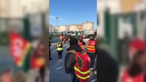 Des manifestants bloquent le dépôt pétrolier de Puget-sur-Argens le 22 mars 2023 contre la réforme des retraites. 