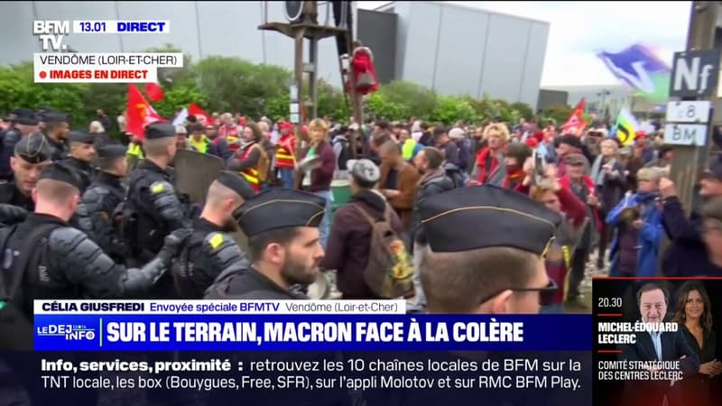 Des manifestants envahissent les voies à Vendôme peu avant l'arrivée d'Emmanuel Macron