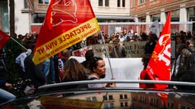 Des centaines de professionnels du spectacle vivant ont manifesté jeudi 13 juin 2024 à Paris contre l'extrême droite.