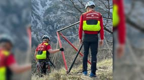 16 sapeurs-pompiers dont le groupe montagne sont intervenus pour venir en aide mardi 20 février à un cycliste à Gréolières.