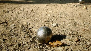 La boule de pétanque avait été oubliée dans le barbecue.