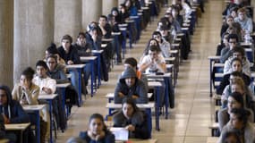 Des étudiants en première année de médecine passent leur examen de fin de premier semestre en décembre 2012 à Marseille
