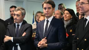 Gérald Darmanin et Gabriel Attal le 10 janvier 2024 dans le commissariat d'Ermont-Eaubonne 