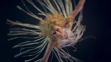 Sveva Alviti incarne Dalida dans le biopic que consacre Lisa Azuelos à la chanteuse.