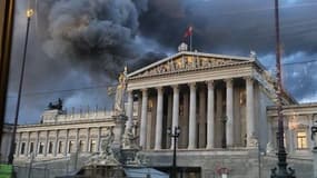 En Autriche le toit du Parlement s'est enflammé