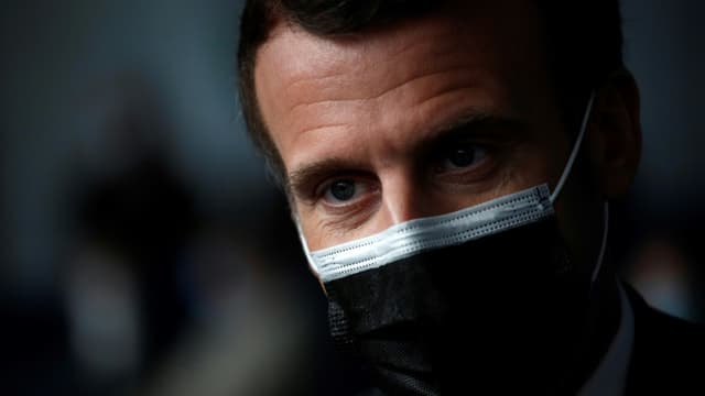 Le président Macron visite un centre de vaccination à Valenciennes, le 23 mars 2021