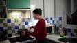 Une étudiante dans la cuisine du logement qu'elle partage avec trois colocataires, le 15 décembre 2022 à Bagneux, près de Paris (photo d'illustration)