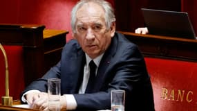 Le Premier ministre français François Bayrou assiste à un débat parlementaire à l'Assemblée nationale, à Paris, le 28 avril 2025