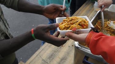 Distribution de nourriture près du port de Calais. "La Belle étoile", une association d'aide aux migrants de Calais cesse jeudi son activité pour "mettre la pression" sur l'Etat et les collectivités et les inciter à prendre le relais, a annoncé sa préside