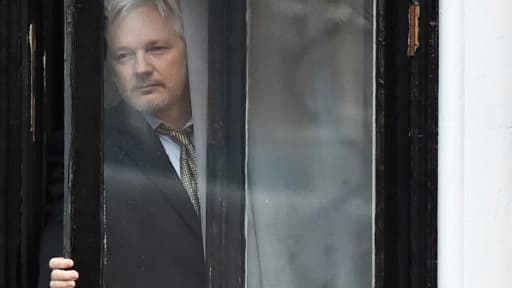 Le fondateur de WikiLeaks Julian Assange sort sur le balcon de l'ambassade d'Equateur à Londres pour parler à la presse, le 5 février 2016