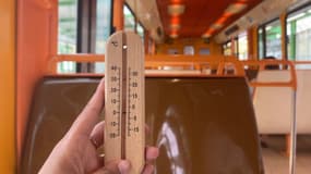 La température frôlait les 35°C ce mercredi 19 juillet dans le métro à Marseille.