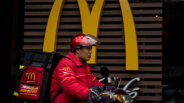 En Chine, où McDonald's propose déjà la livraison,  ce sont les employés de la chaine qui livrent, et non un prestataire comme aux États-Unis. 