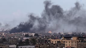 De la fumée s'échappe au-dessus de Khan Younès, dans la bande de Gaza, le 15 février 2024