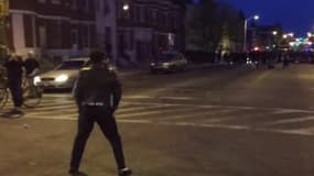 Le "Michael Jackson de Baltimore" face aux policiers, le 27 avril. 