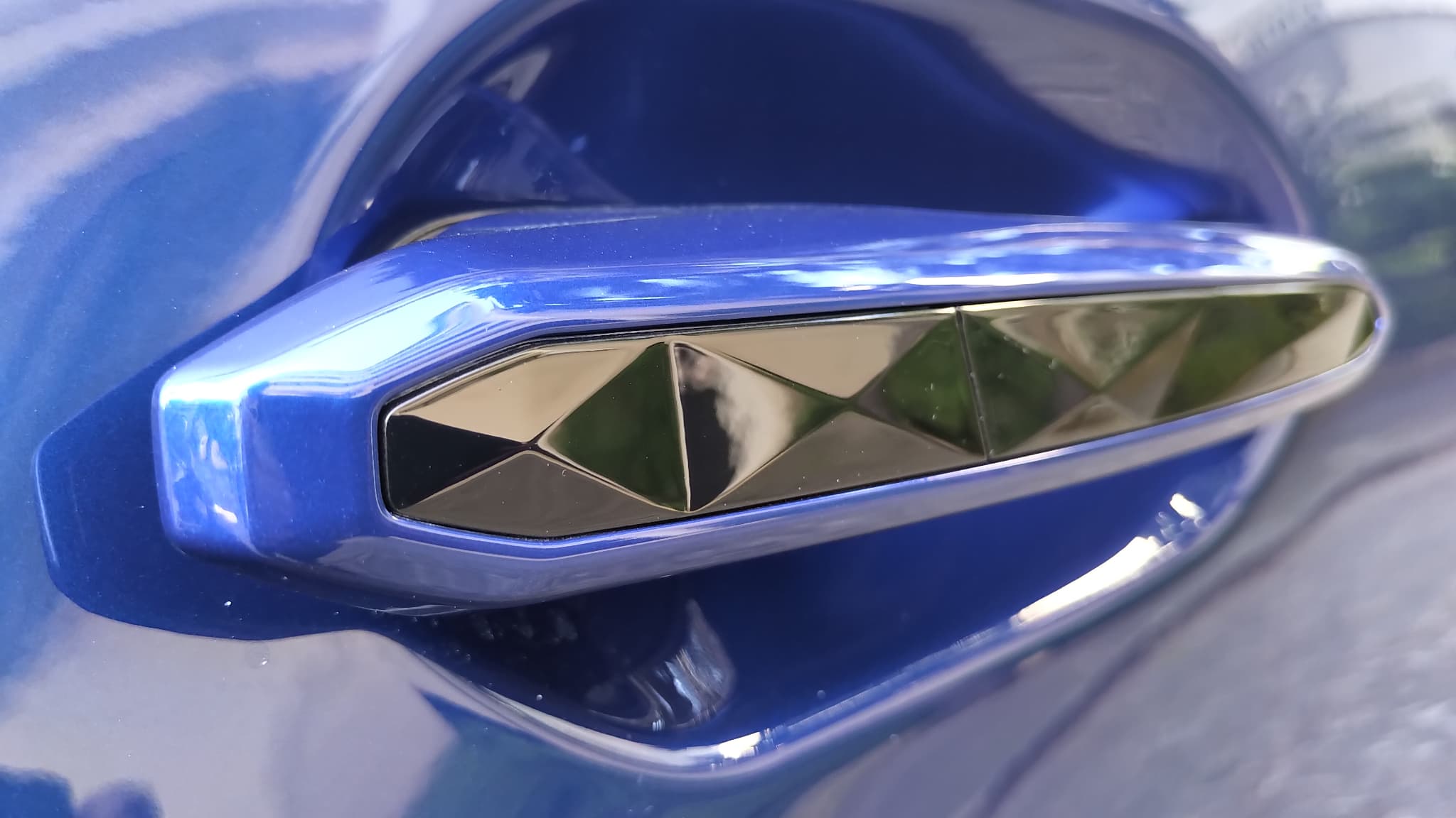 Le XM dispose de nombreux détails esthétiques comme ces poignées de portes travaillées.