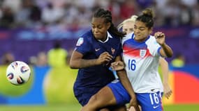 Jess Carter au duel avec Marie-Antoinette Katoto lors du match France-Angleterre (2-1, Euro 2025), le 5 juillet 2025