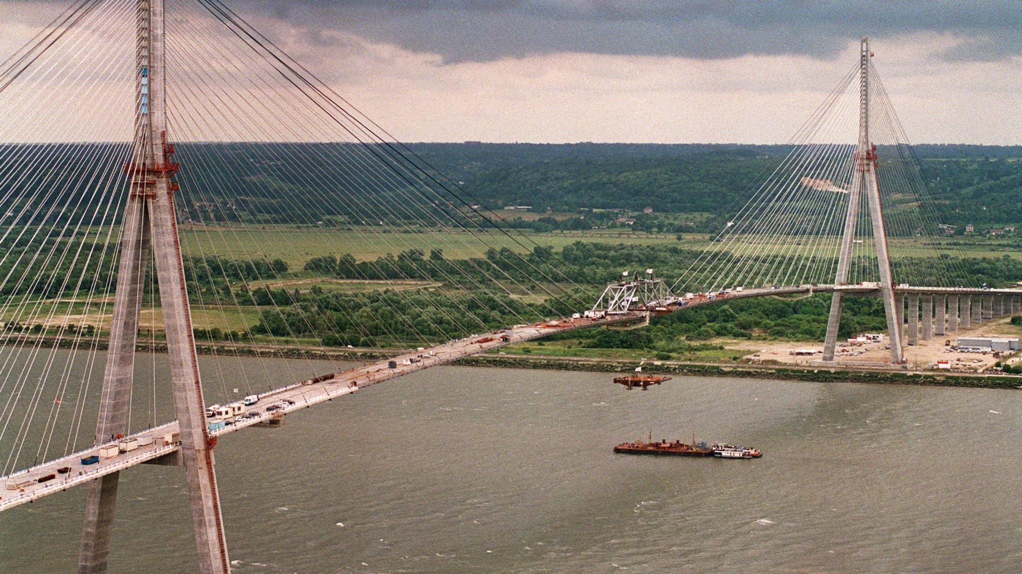 Le pont de Normandie durant les derniers mois de construction en 1994.