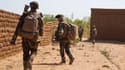 Des militaires français sur les lieux d'une tentative d'attentat suicide à Gao, au Mali. Des tirs entre soldats maliens et insurgés islamistes présumés ont éclaté dimanche à Gao au lendemain d'une deuxième tentative d'attentat suicide, soulignant combien