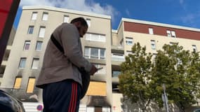Deux mois après l'incendie d'un immeuble à Saint-Fons, les habitants ne peuvent toujours pas récupérer leurs affaires.