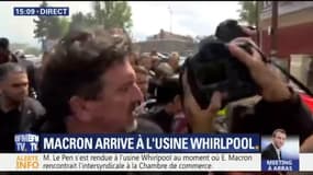 Arrivée d'Emmanuel Macron à l'usine Whirlpool entouré de nombreux journalistes