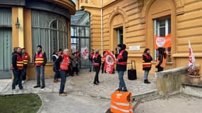 Une cinquantaine de syndicalistes bloquent l'hôpital de Cimiez appartenant au CHU de Nice depuis ce lundi 20 mars aux alentours de 7 heures pour protester contre la réforme des retraites.