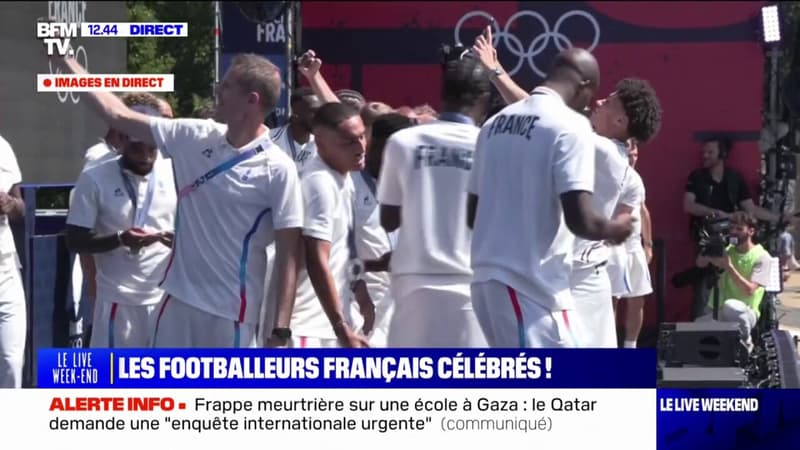 JO 2024: les footballeurs français sont arrivés au Club France pour célébrer leur médaille d'argent