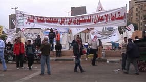 Au Caire, les opposants au régime manifestent contre l'extension des pouvoirs du Président