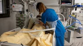 Une infirmière soigne un patient en soins intensifs à l'hôpital Bicêtre, près de Paris, le 27 mai 2021