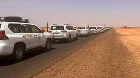 Un convoi quittant Khartoum avance sur une route en direction de Port Soudan, le 23 avril 2023, alors que la population fuit la capitale soudanaise déchirée par les combats. (illustration)