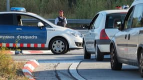 Une voiture de police espagnole à la frontière entre la France et l'Espagne. 