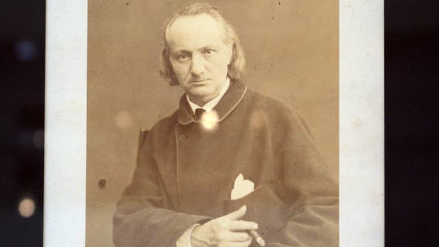 Une photographie prise en 2007 d'un portrait du poète Charles Baudelaire réalisé par Charles Neyt entre 1864 et 1866.