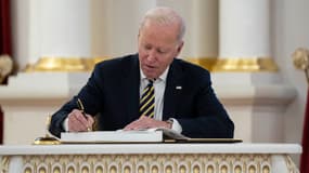 Joe Biden écrit un message à Volodymyr Zelensky lors d'une visite à Kiev, en Ukraine, le 20 février 2023