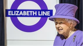 La reine Elizabeth II lors de la présentation de la ligne de métro à son nom à Londres le 23 février 2016