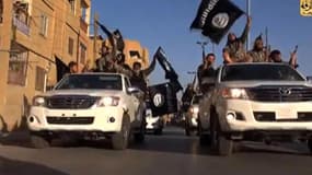 Des combattants de Daesh paradent en juillet 2014 dans la ville de Raqqa, en Syrie, après l'avoir prise. (images de propagande) 