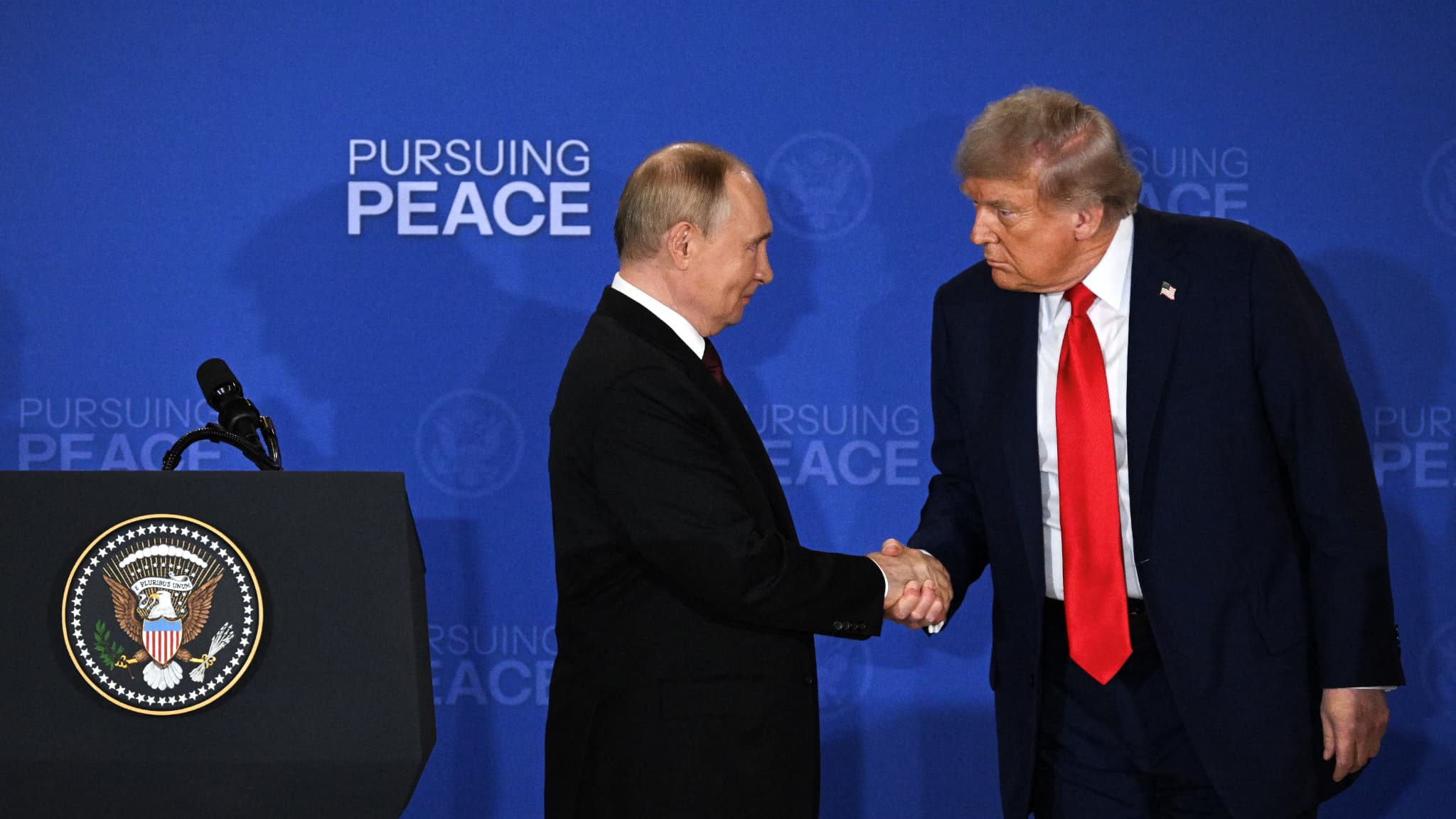 The president of the United States, Donald Trump, and Russian President Vladimir Putin shake hands in Alaska on August 15, 2025.