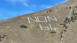 Ce mercredi 22 mars, les syndicats de la CGT des Hautes-Alpes, a déployé une pancarte géante sur la montagne de Charance. 