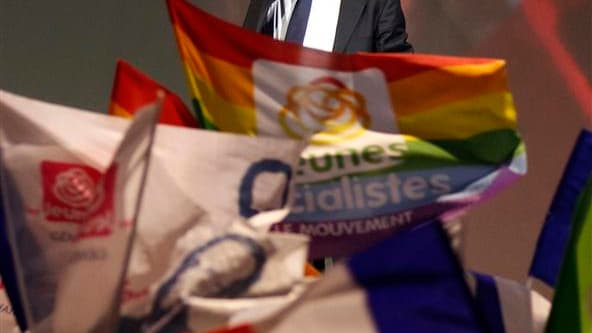 François Hollande a répliqué mercredi à Marseille au discours prononcé trois jours plus tôt par Nicolas Sarkozy à Villepinte, opposant sa "cohérence" à l'"improvisation" de son concurrent. /Photo prise le 14 mars 2012/REUTERS/Jean-Paul Pélissier
