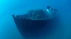 Photo publiée le 2 octobre 2021 par le service de presse du site de Gallipoli, montrant un plongeur sur l'épave d'un navire de guerre coulé, pendant la Première Guerre mondiale, dans le détroit des Dardanelles en Turquie (photo d'illustration)