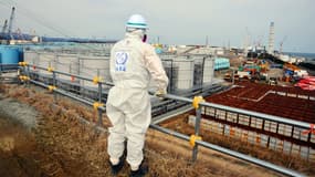 Un membre de la mission de l'AIEA inspecte la centrale nucléaire de Fukushima Daiichi à Okuma, dans la province de Fukushima (photo diffusée le 17 février 2015).