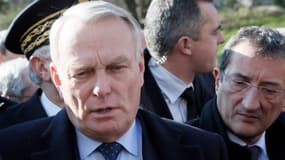 Jean-Marc Ayrault et François Lamy ont annoncé la création de 2000 "emplois francs" en 2013, lundi 18 février, lors d'un déplacement à Clichy-sous-bois.