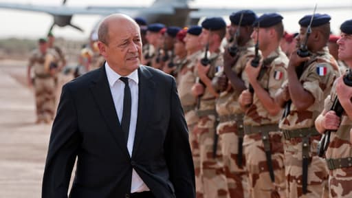 Jean-Yves Le Drian passe en revue les troupes de l'opération Serval en septembre 2013, à Gao au Mali.