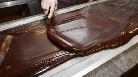 Selon une étude suédoise publiée dans le Journal of American College of Cardiology et menée auprès de plus de 33.000 femmes, plus une femme dit manger de chocolat, moins le risque d'accident vasculaire cérébral (AVC) est élevé. /Photo d'archives/REUTERS/J