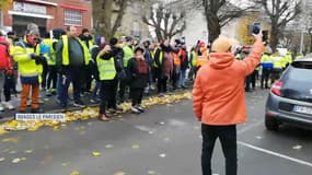 Les gilets jaunes devant le domicile d'un élu LaREM.