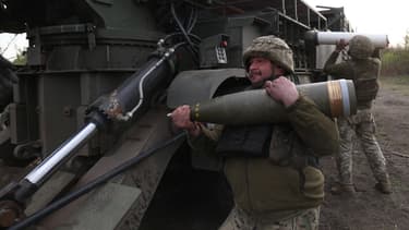 Un soldat ukrainien recharge un canon Bohdana dans la région de Kharkiv, le 21 avril 2024