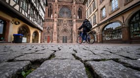 Un cycliste à Strasbourg.