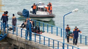 Les équipes de secours à Sotchi, où un avion militaire s'est abîmé dans la mer Noire