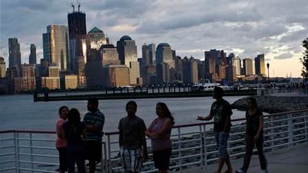 Vue sur Manhattan et de l'Hudson, depuis le front de mer de New Jersey. L'ouragan Irene a traversé New-York sans drame mais fait au moins 20 morts sur la côte Est des Etats-Unis, avant de se dissiper lundi vers le Canada. /Photo prise le 28 août 2011/REUT