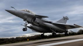 Un avion de combat français Rafale à la base aérienne de la Marine nationale de Lann-Bihoue à Queven, dans l'ouest de la France, le 12 janvier 2024