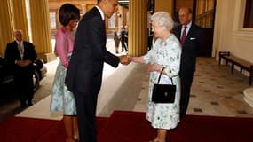 Barack Obama et la reine Elizabeth II au palais de Buckingham, à Londres. Le président américain et son épouse Michelle ont été salués mardi par 41 coups de canon à leur arrivée à Londres pour une visite d'Etat de deux jours destinée à souligner la "relat
