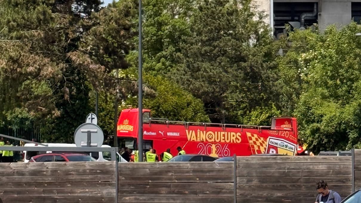 Le bus à impérial des Lensois devant le stade Bollaertle 23 mai 2026